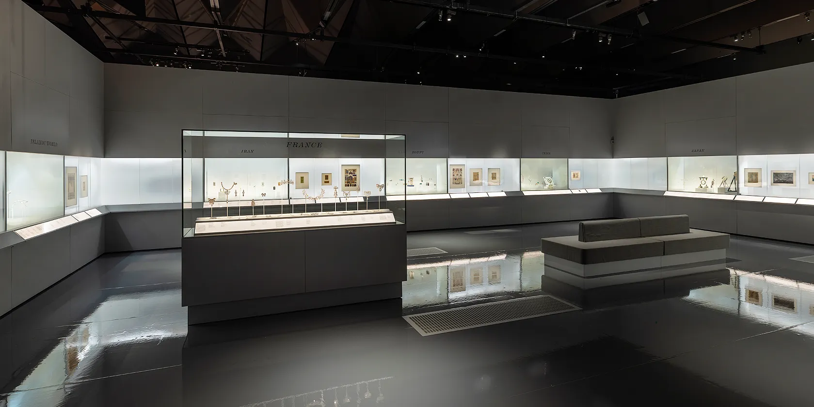 V&A – Cartier display cases
